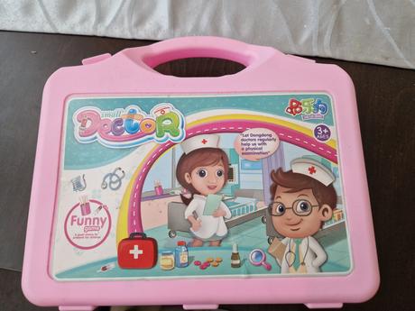 Lekarsky kufrik s prislusenstvom, 