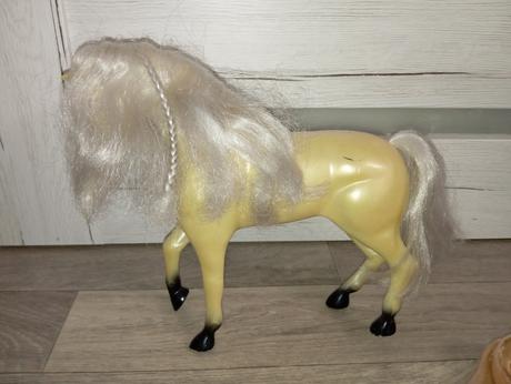 Bábika, dieťa a 2 kone, 