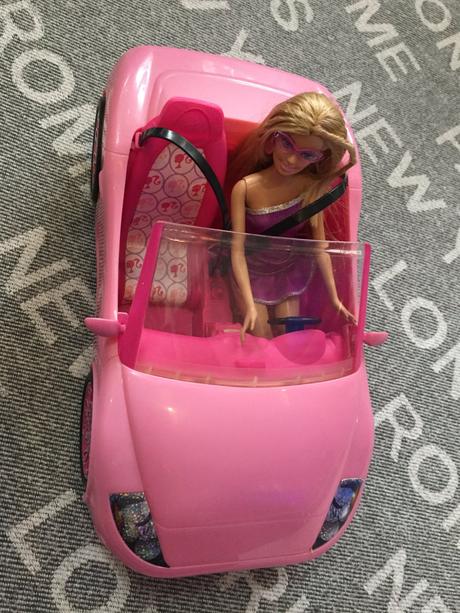 Babika barbie a auto,
