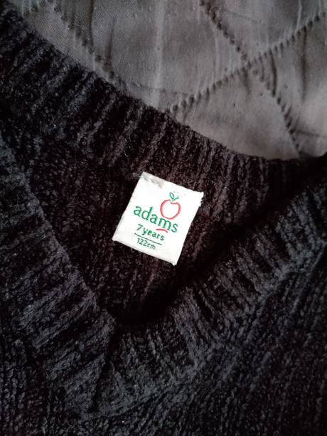 Tmavohnedý pulóver, 122