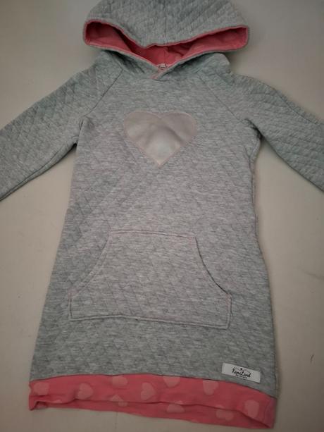 Pískacie teplákové šaty, 110