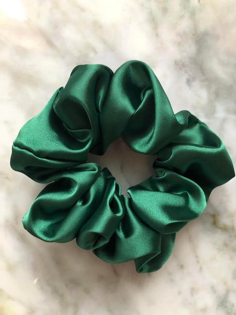 Saténová gumička scrunchie zelená, 