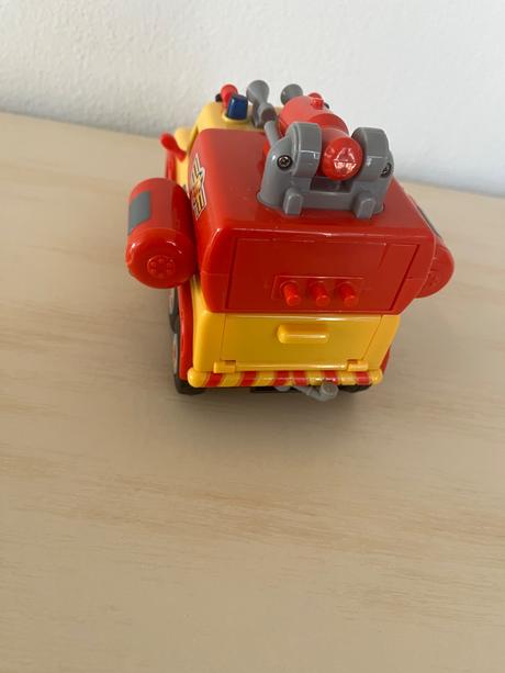 Požiarnik sam, hasicske auto,