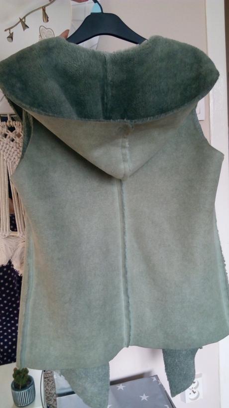 Teplá dámska vesta s kapucnou, s