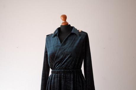 Elegantné smaragdovo zelené zamatové šaty, timeout,m