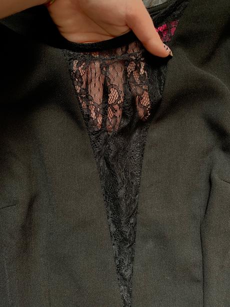 Čierne mini šaty s čipkovaným vystrihom, s