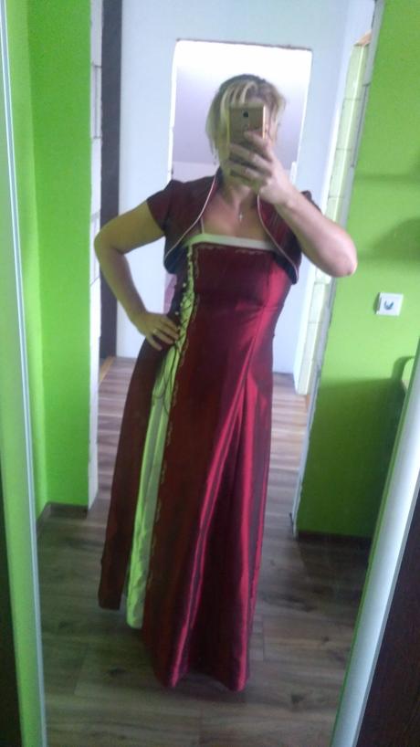 Bordove plesove saty, l