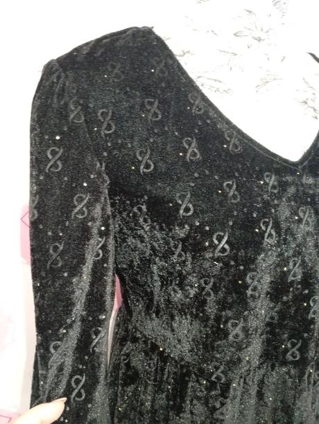 Zamatové vzorované šaty, s