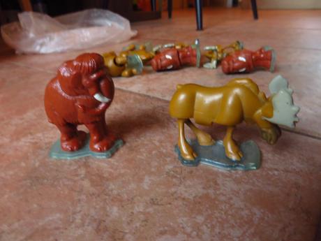 Figúrky - zvieratá - sob, mamut, medveď, 