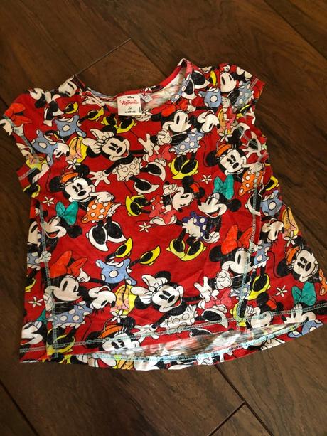 Červené tričko minnie, 104