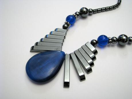 Náhrdelník s modrou slzou, 