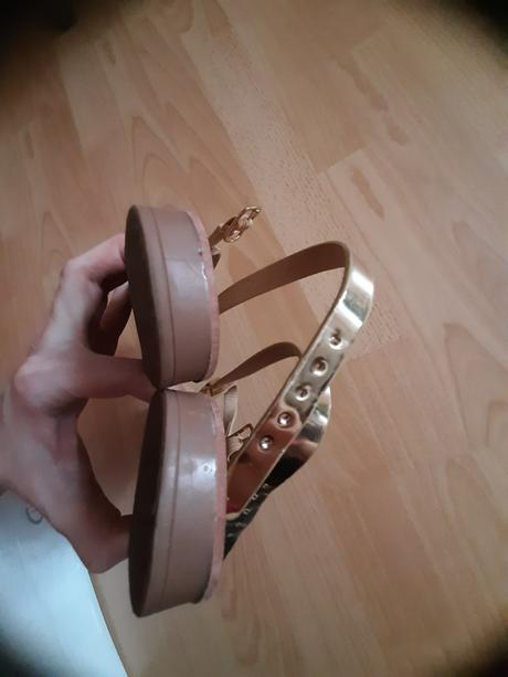 Zlaté nízke sandále zn. suredelle, 39