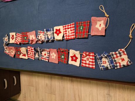 Adventný kalendár ručne robený, 