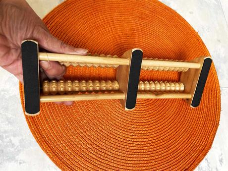 Drevený masážny prístroj, 