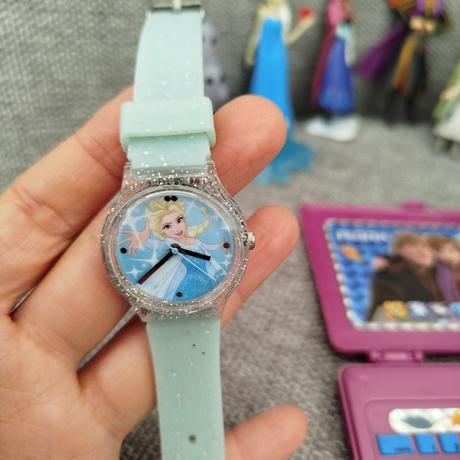 Zbierka figúrok frozen + polly pocket grátis,