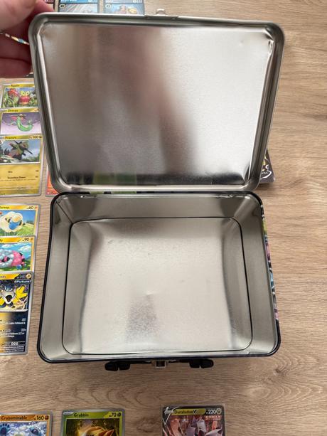 Pikachu kufrík a karty pokémon a lorcana,