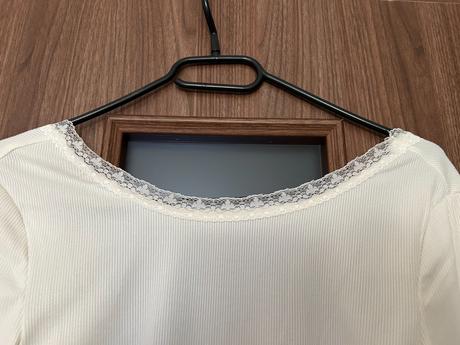 Krásne tričko s výstrihom na chrbte green apple, s