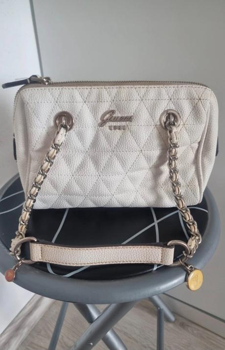 Kabelka guess treba ocistit, guess