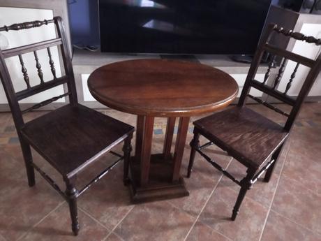 Starožitný stôl a stoličky, 