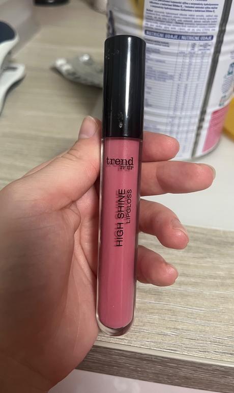 Dekoratívna kozmetika rôznych značiek, 