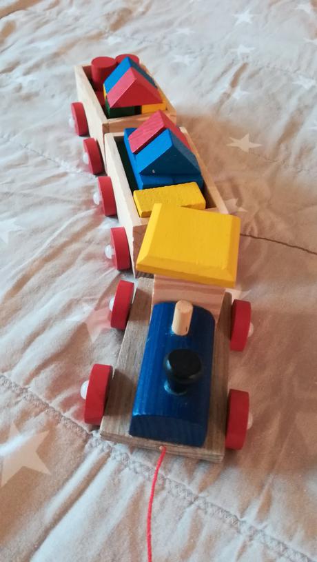 Drevený vláčik s kockami,