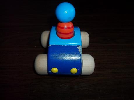 Drevené autíčko s panáčikom,