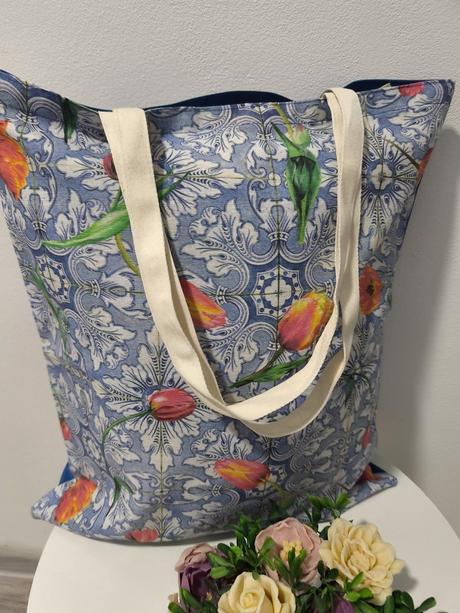 Taška tulipány na modrom, 
