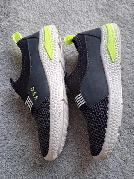 Tmavomodré našuchovacie tenisky, 31