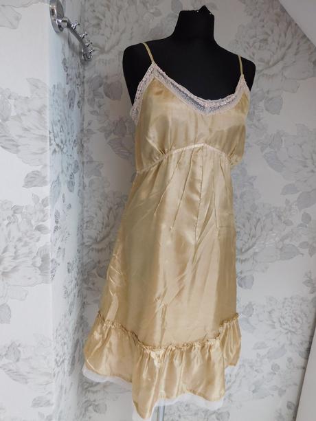 Velmi pekne lahučke šaty, 38