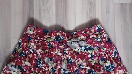 Kvetovaná menžestrová sukňa, 34