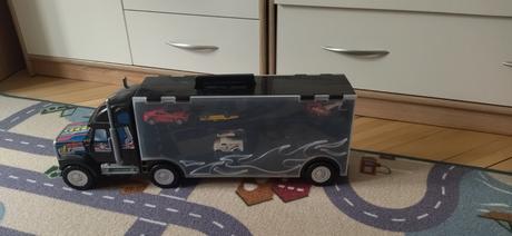 Kufrikovy kamión s autíčkami,