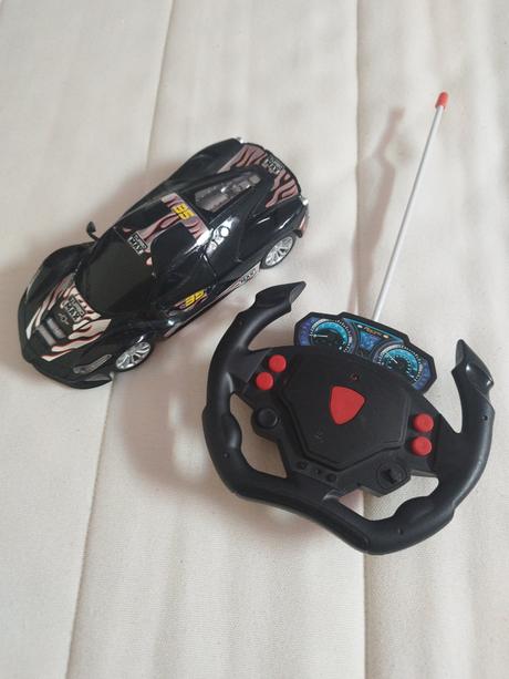 Auto na diaľkové ovládanie aj svieti,