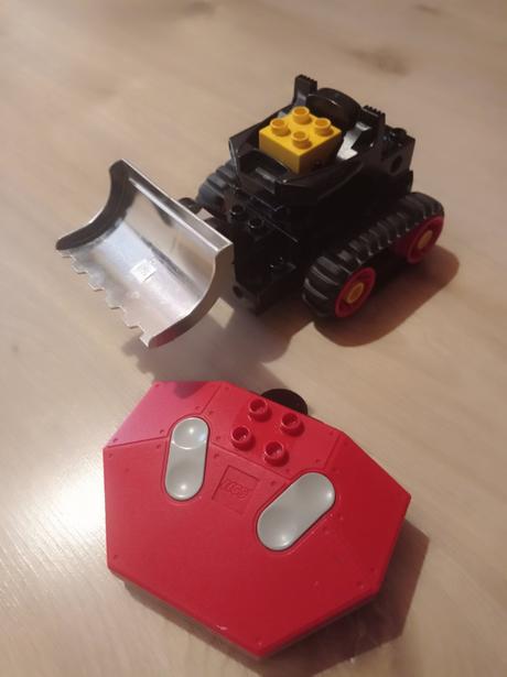 Lego auto-buldozer na dialkove ovladanie,