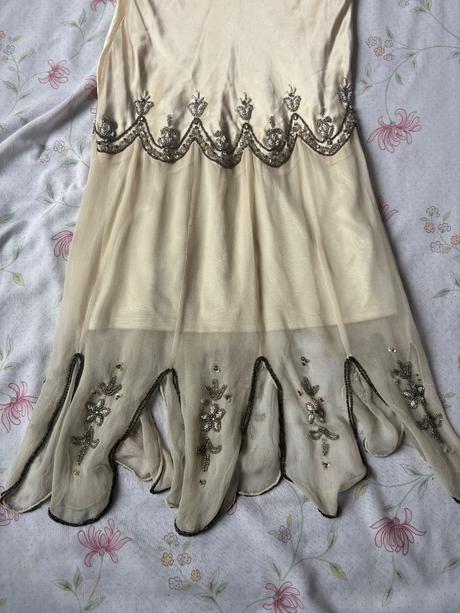 Vyšívané šaty s koralikmi, xs