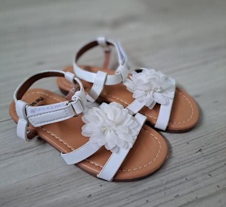 Sandálky s bielymi kvetmi, sinsay,27