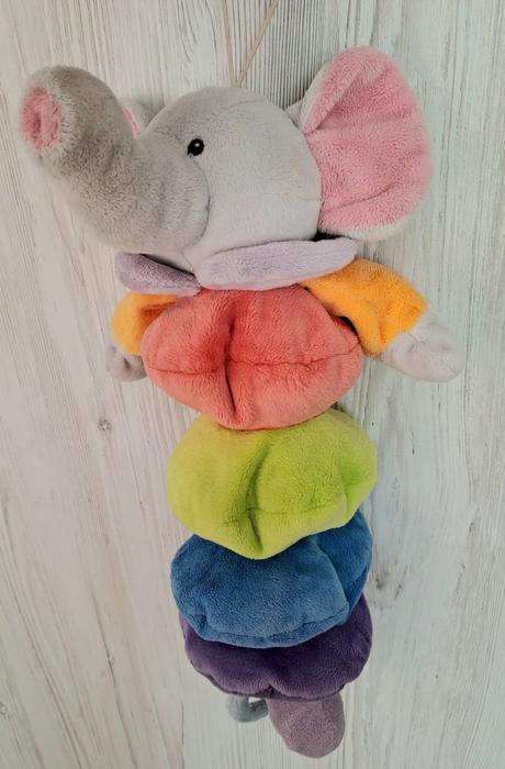 Závesný slonik, hrajúci uspávanku,