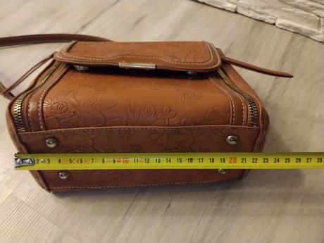 Kabelka s reliéfom, 