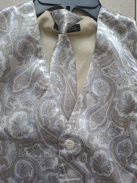 Oblúková vesta s kravatou, 140