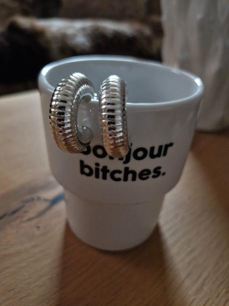 Výrazné dámske náušnice,