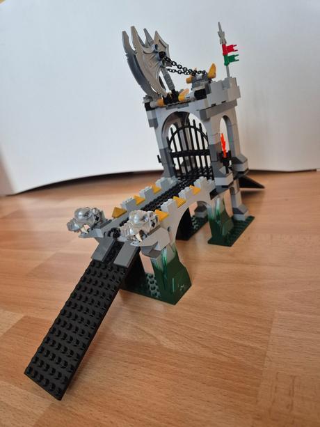 Lego 8822 gargoyle bridge,