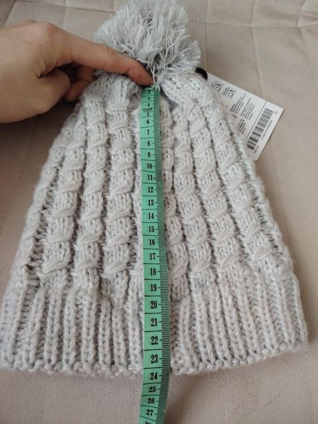 Nová sivá čiapka s brmbolcom a s ozdobnými kamienk, kik