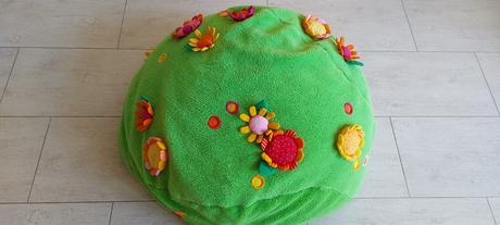 Sedenie/ležanie na krásnej zelenej lúke-vak haba,