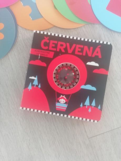 Kontrastna kniha s hrkalkou a karticky, 