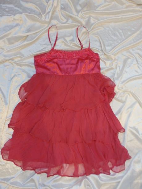 Velmi pekne volanikove saty, 38