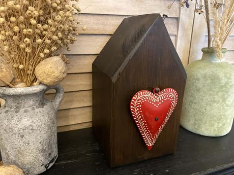 Drevený dekoračný domček a drevené okienko, 