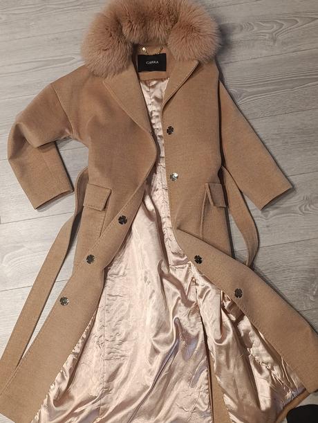 Kabát krásnej pudrovej farby, s