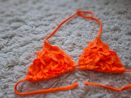 Oranžové plavky, 140