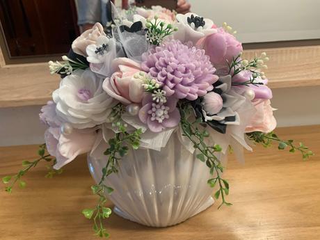 Mydlova kytica v mušli keramika, 