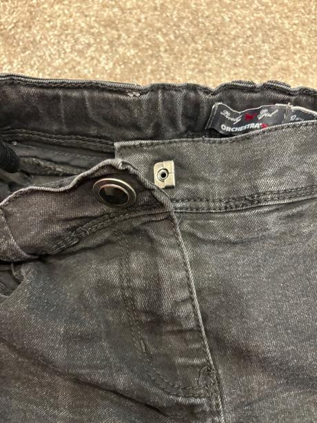 Cierne rifle so spodným zipsom, 140