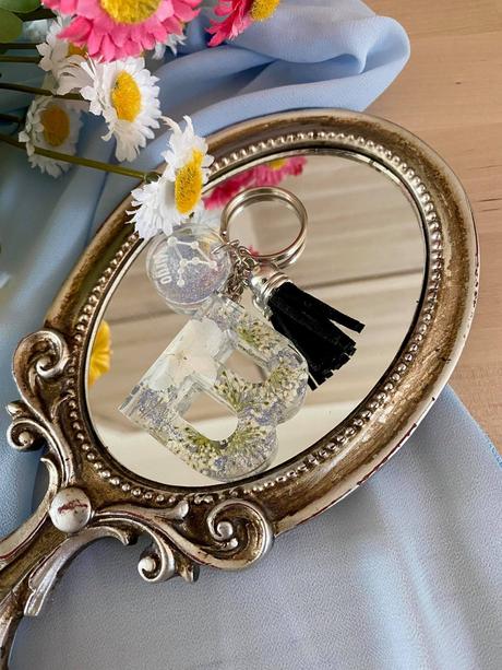 Ručne vyrobené živicové kľúčenky, 